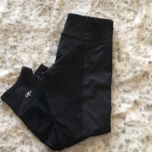 ⭐️ Alo yoga leather like stripe Capri